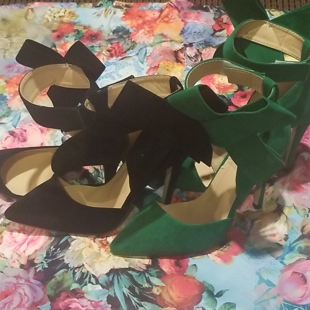 *two pairs of heels*one green one black*a big bow*